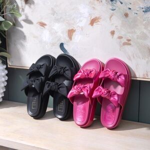 ADORABLE ShuShop Kiki Bow Sandals in Black, size 11 🩴🛍️